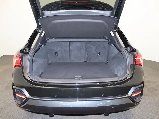 Audi Q3 view 8