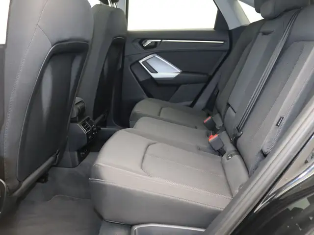 Audi Q3 view 13