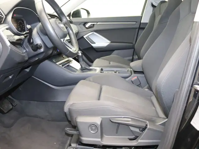 Audi Q3 view 14