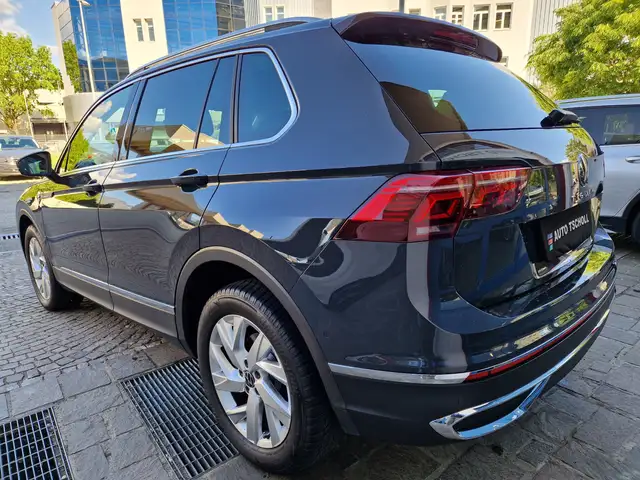 Volkswagen Tiguan view 4