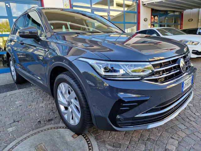 Volkswagen Tiguan view 2