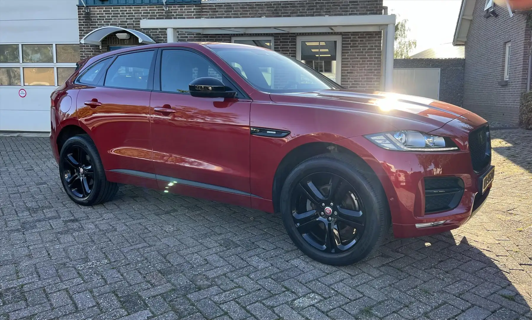 Jaguar F-Pace 2.0 Diesel 180pk AWD Aut R-Sport, NAP, VOL Rood - 1