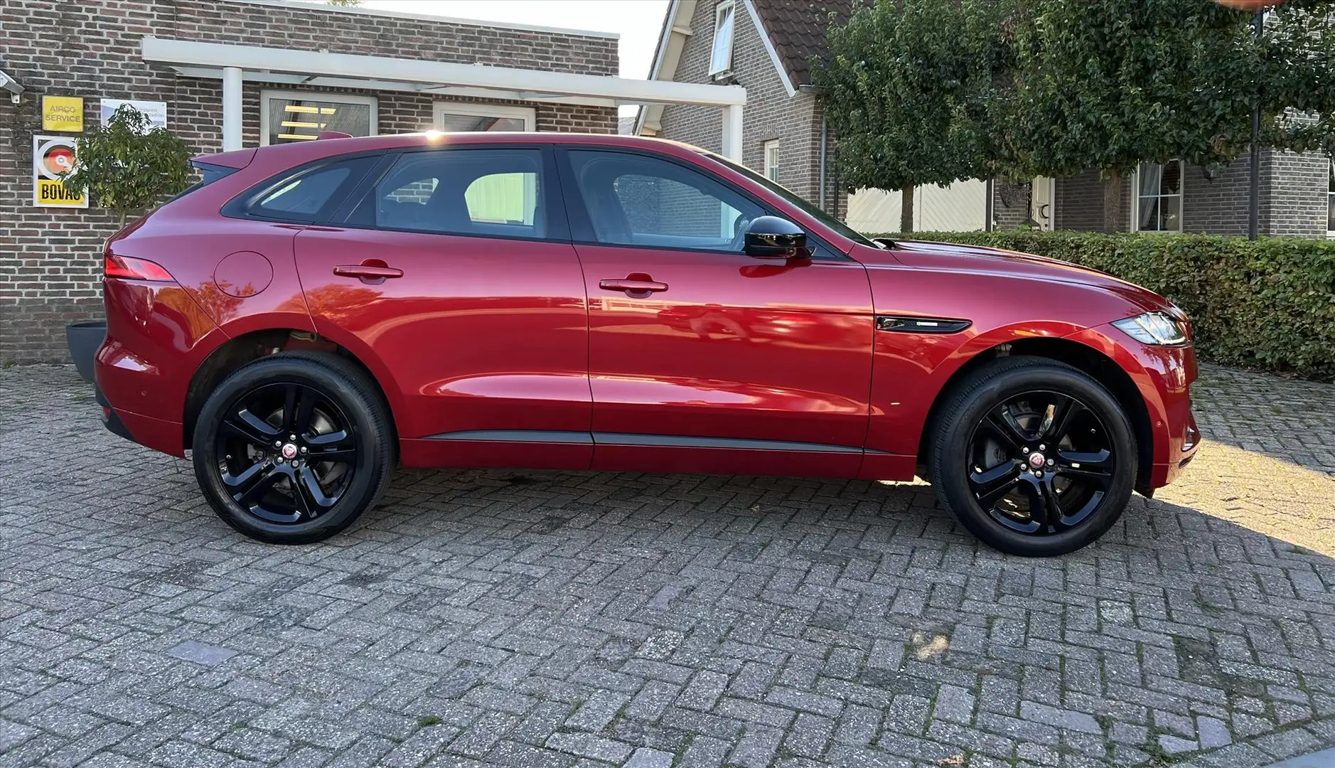 Jaguar F-Pace 2.0 Diesel 180pk AWD Aut R-Sport, NAP, VOL Rood - 2