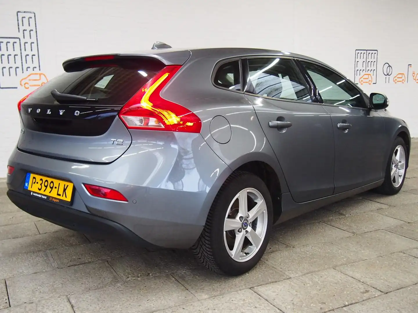 Volvo V40 2.0 T2 Momentum (APK:Nieuw) Incl.Garantie Grijs - 2