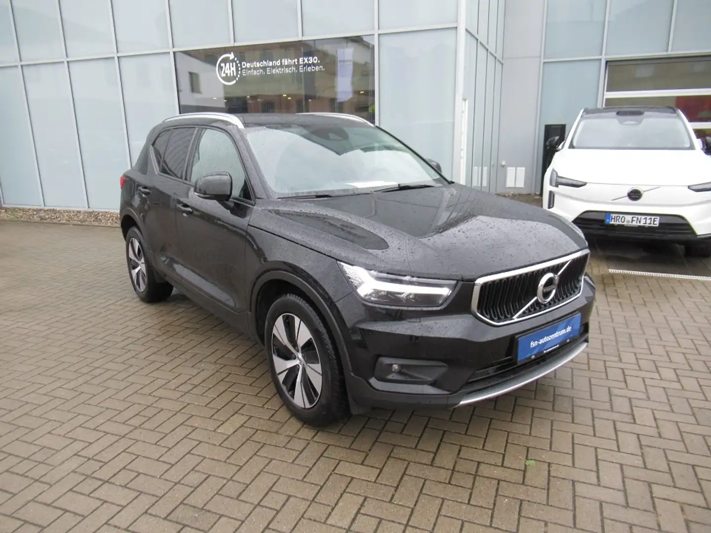 Volvo XC40 T3 Benzin Momentum Pro Automatik Schwarz - 2