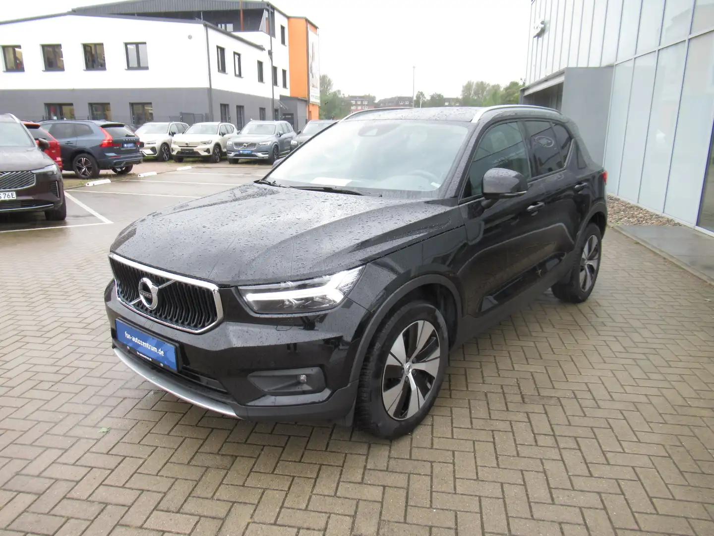 Volvo XC40 T3 Benzin Momentum Pro Automatik Schwarz - 1