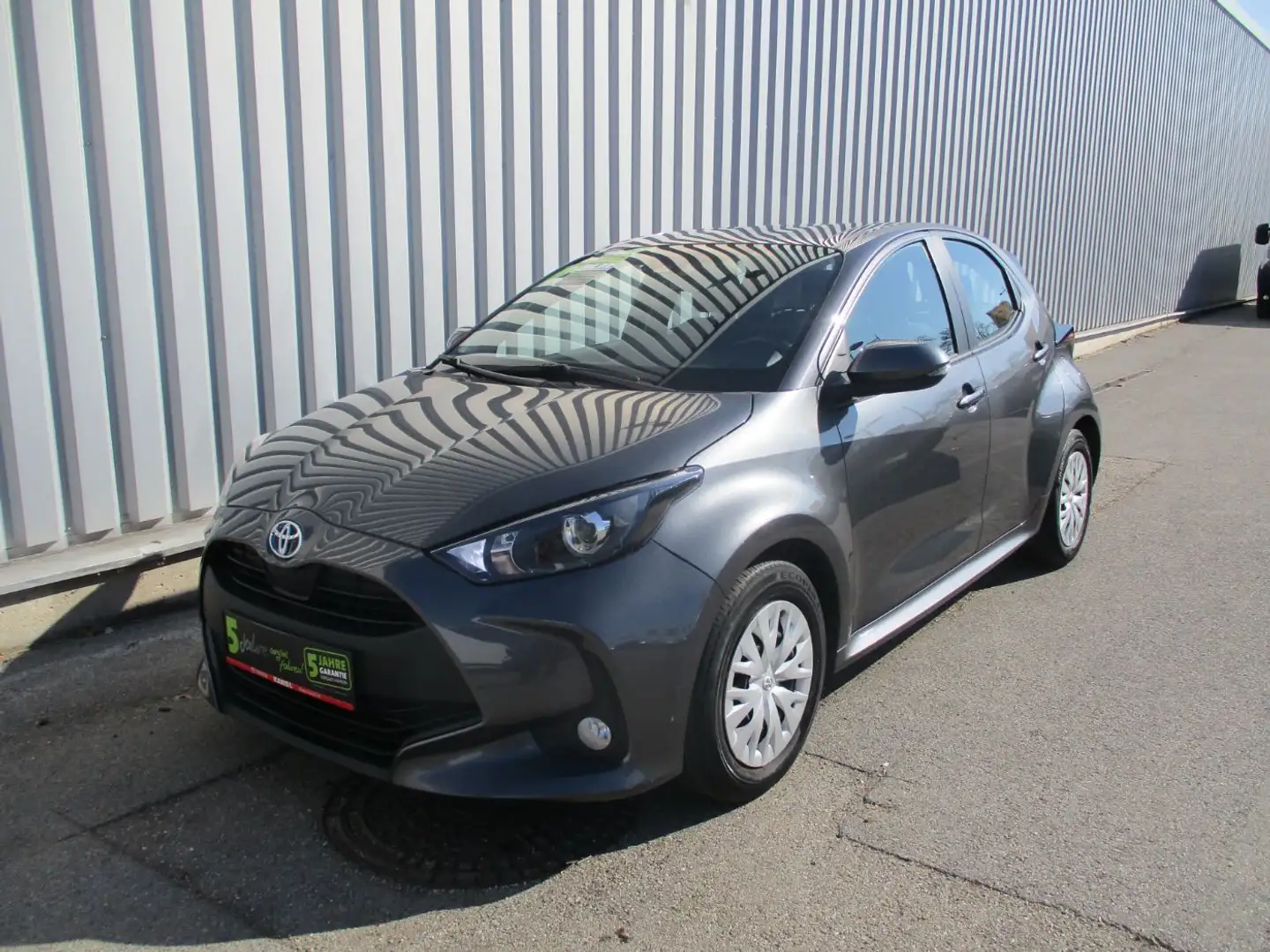 Toyota Yaris 1.5 VVT-i Hybrid Active Grau - 2