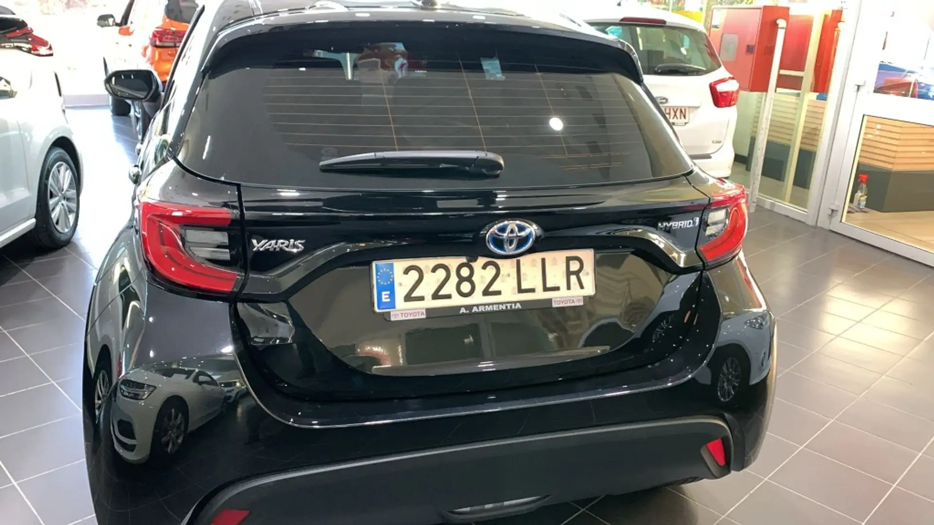 Toyota Yaris 120H 1.5 Active Tech Negro - 2