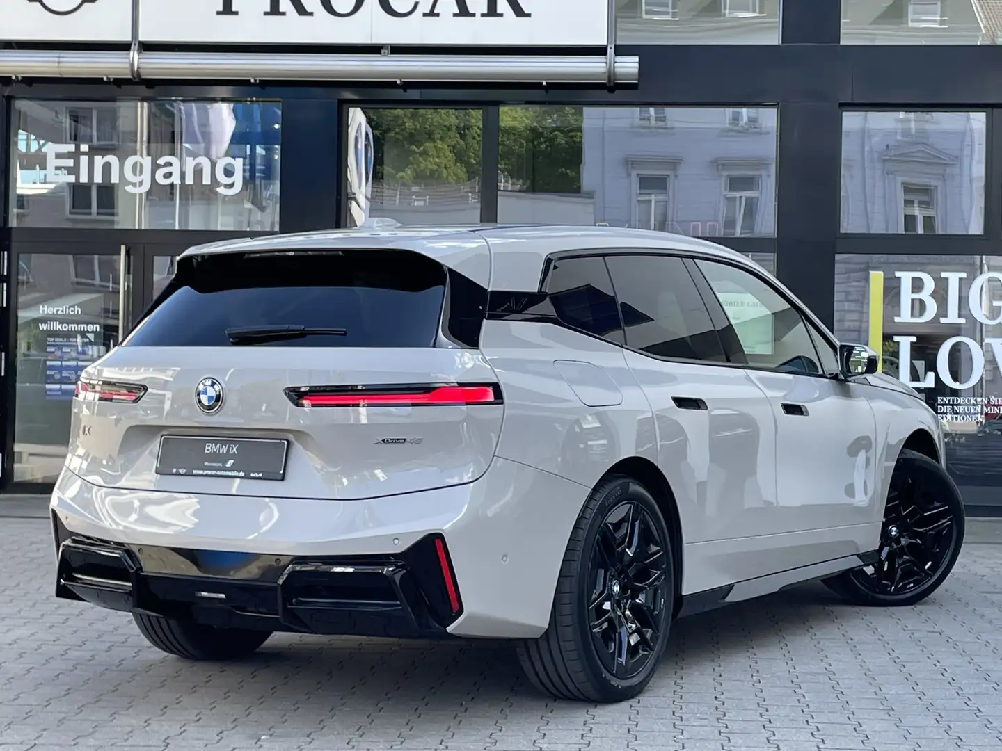 BMW iX xDrive45 M Sport DA PROF PA PROF AHK 22" Šedá - 2