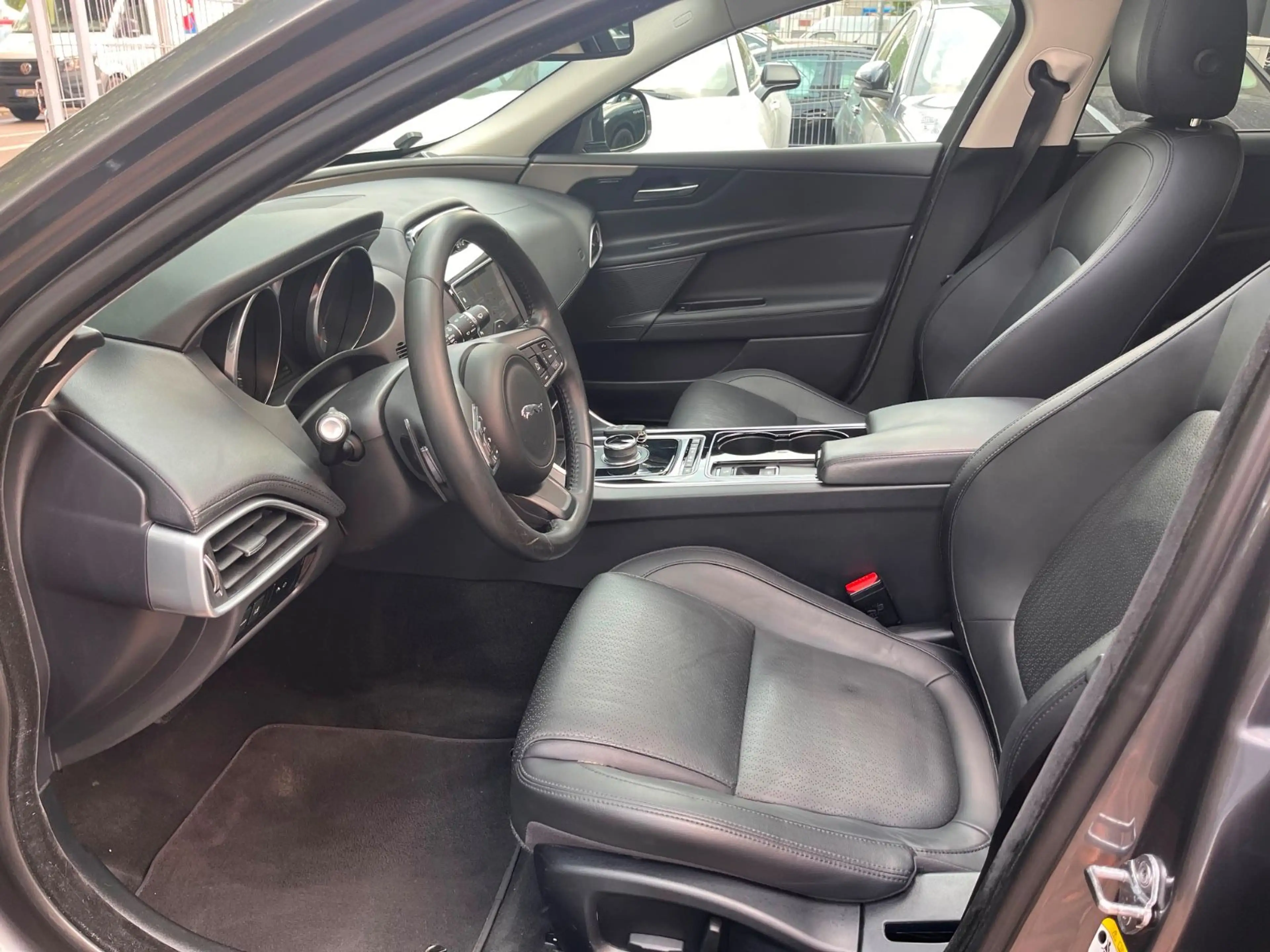 Jaguar XE Portfolio Bi-Xenon Panoramadach  Kamera Leder — photo 12