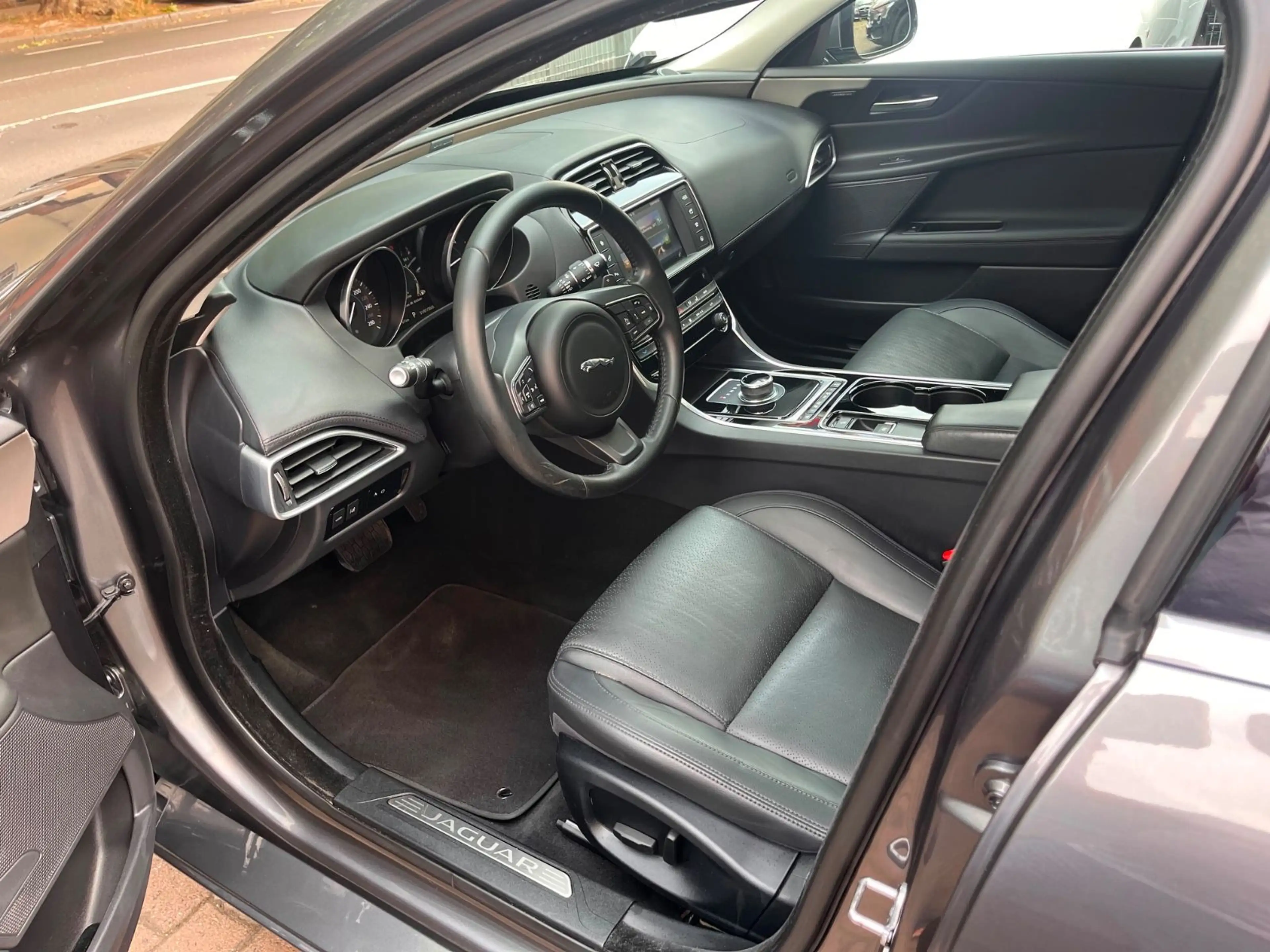 Jaguar XE Portfolio Bi-Xenon Panoramadach  Kamera Leder — photo 14