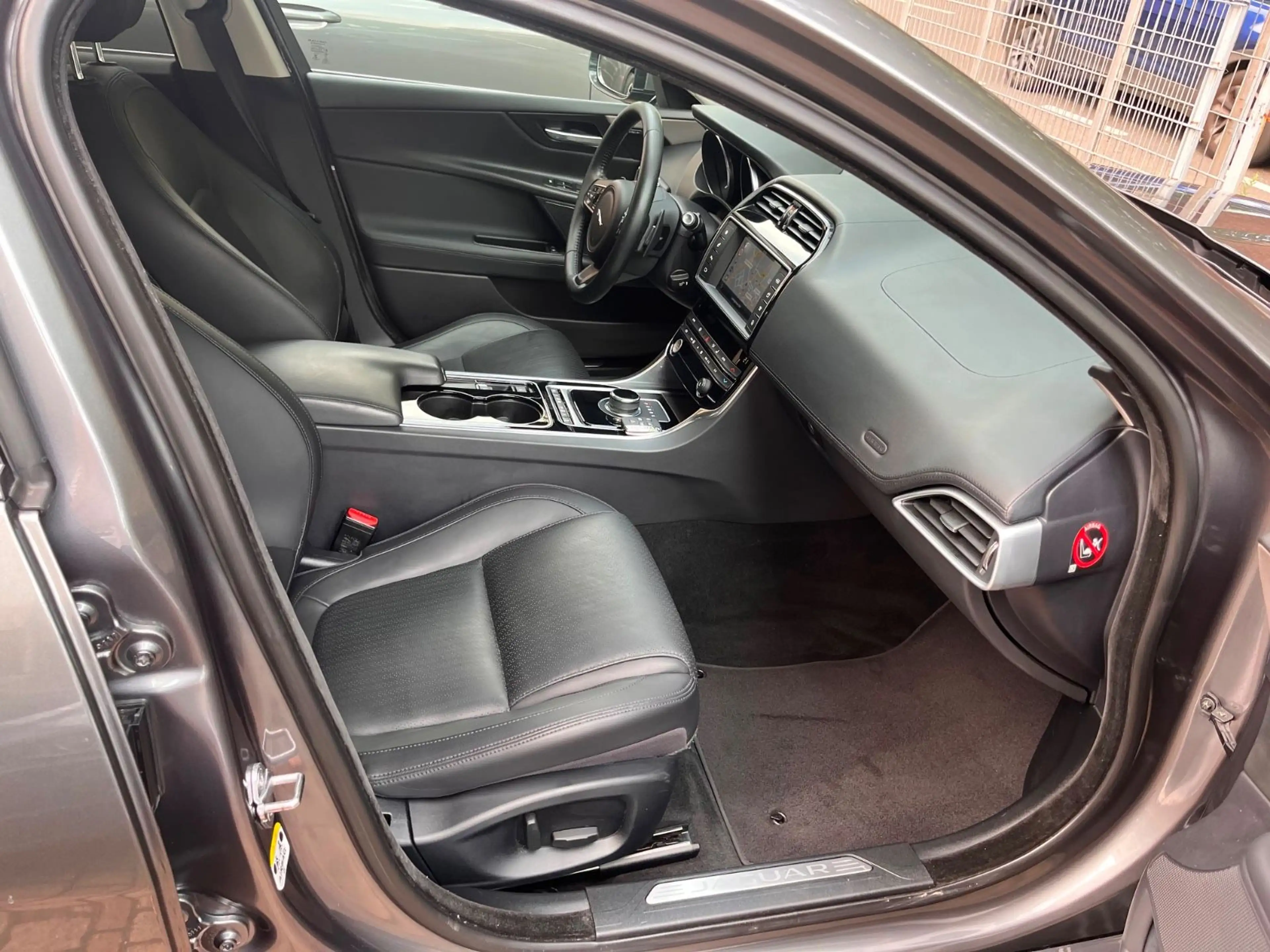 Jaguar XE Portfolio Bi-Xenon Panoramadach  Kamera Leder — photo 11