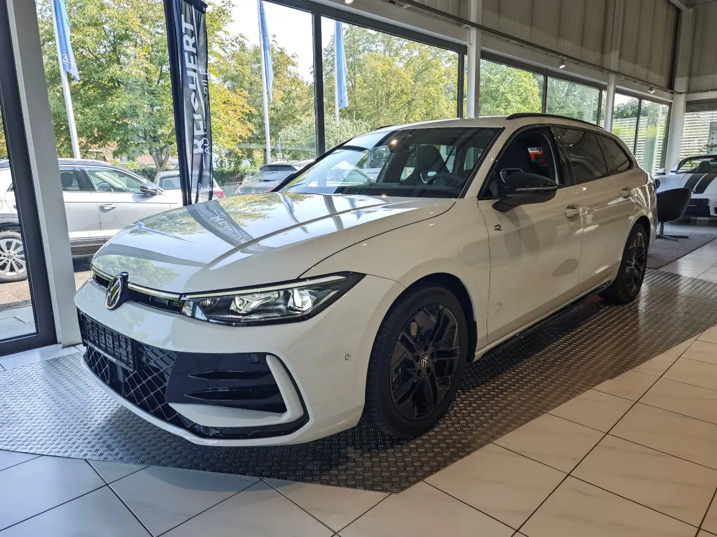 Volkswagen Passat Variant Passat R-Line Black Style DSG #AHK #DCC #Head-UP Weiß - 1