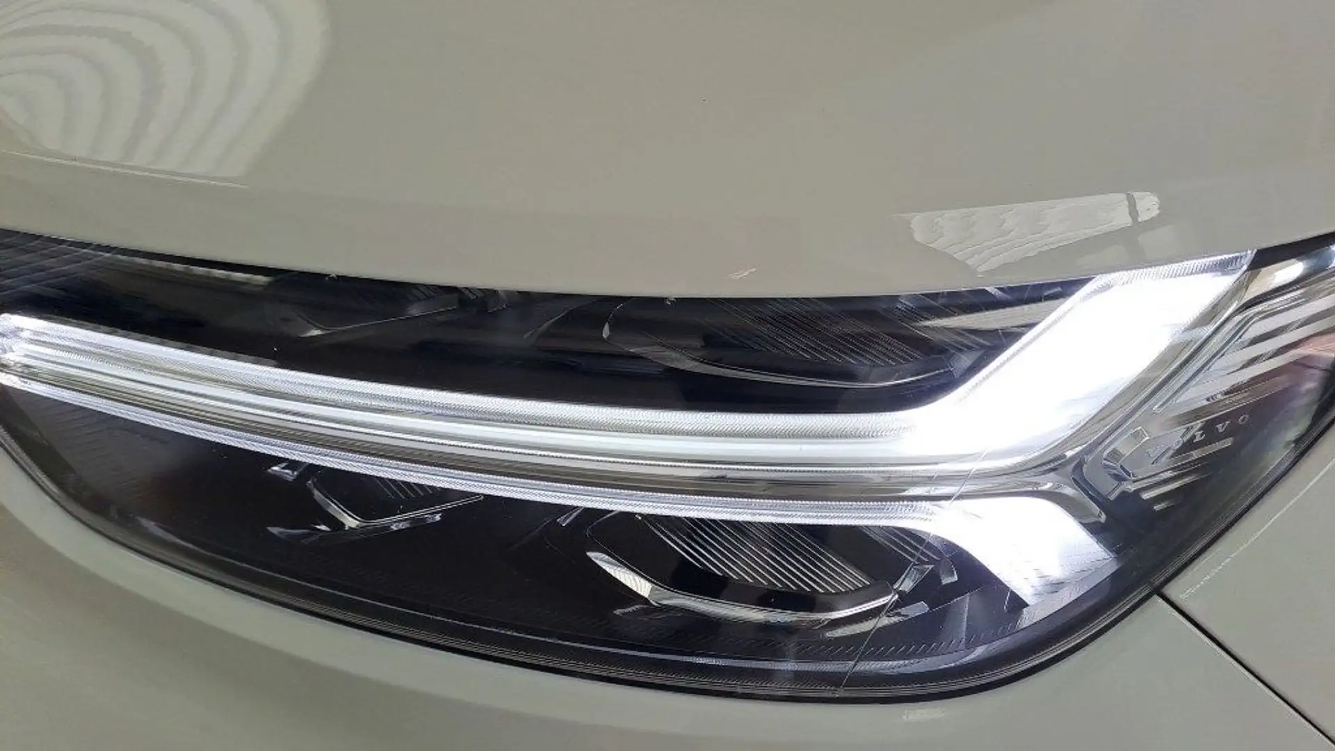 Volvo XC40 T2 Geartronic Momentum Aut. Bianco - 2