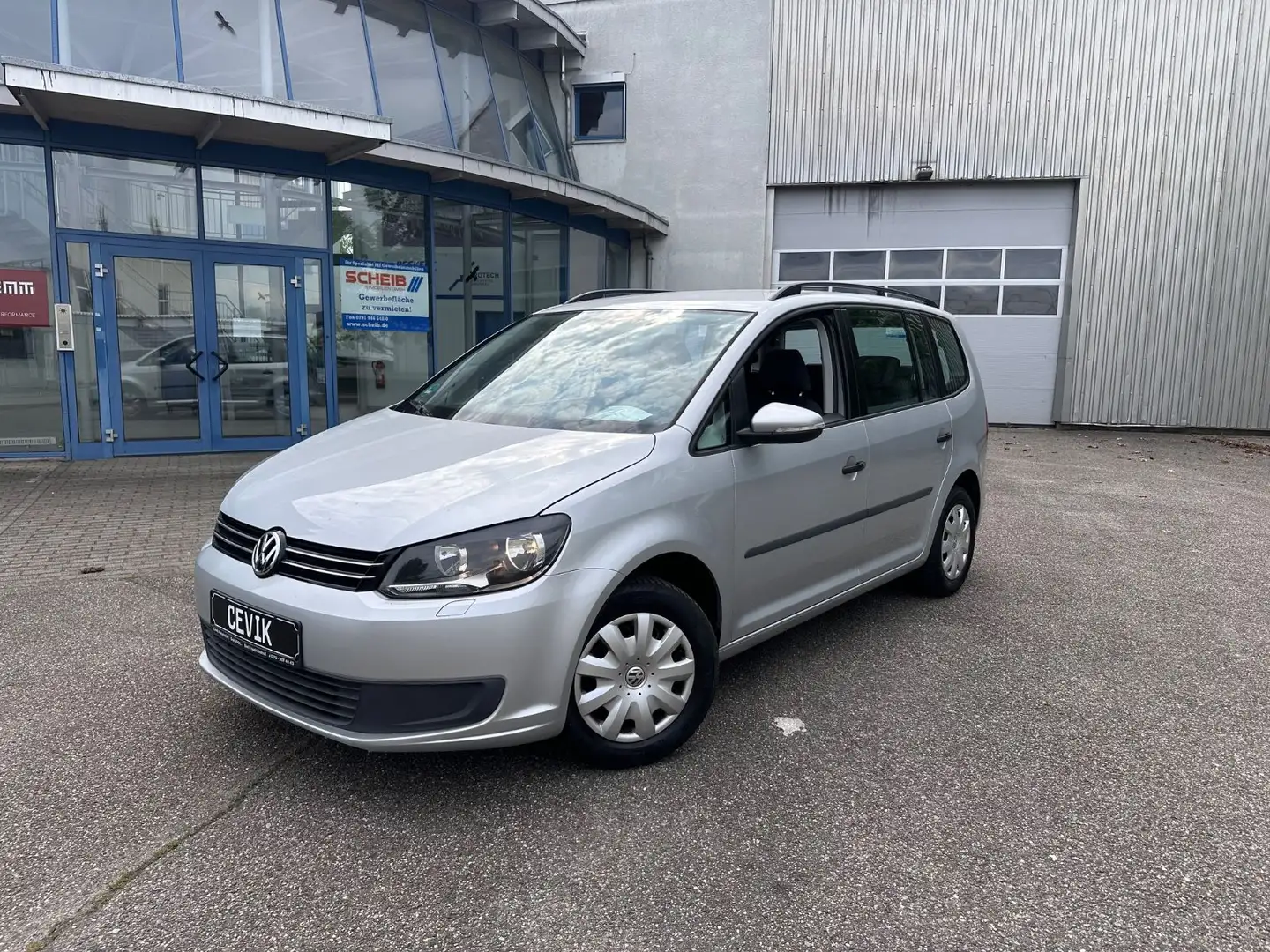 Volkswagen Touran TSI / 7-Sitzer / AHK / SHZ / Klimaauto. Silber - 2