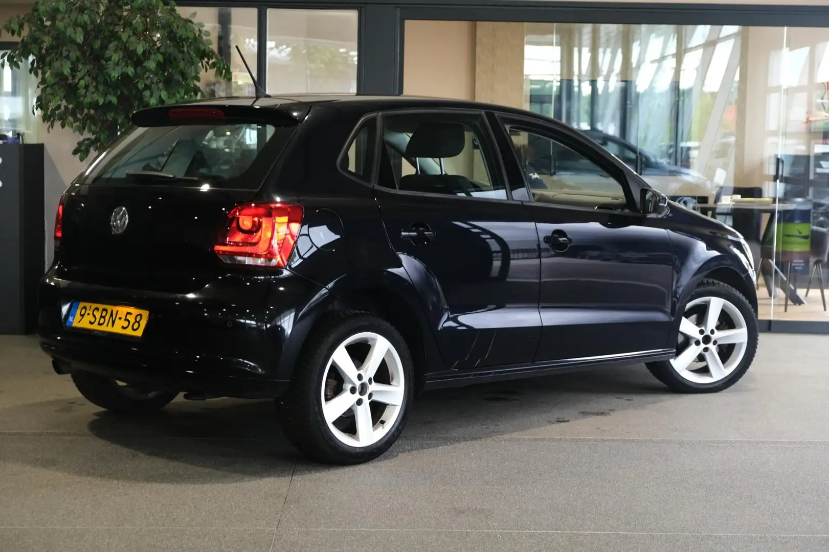 Volkswagen Polo 1.2 TSI Navi Cruise Airco Pdc Elektrische ramen CV Zwart - 2