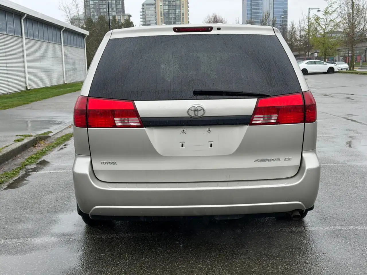 Toyota Sienna снимка Toyota Sienna