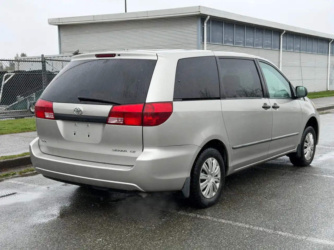 Toyota Sienna снимка Toyota Sienna