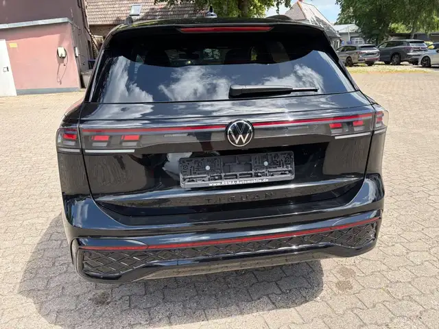 Volkswagen Tiguan view 4