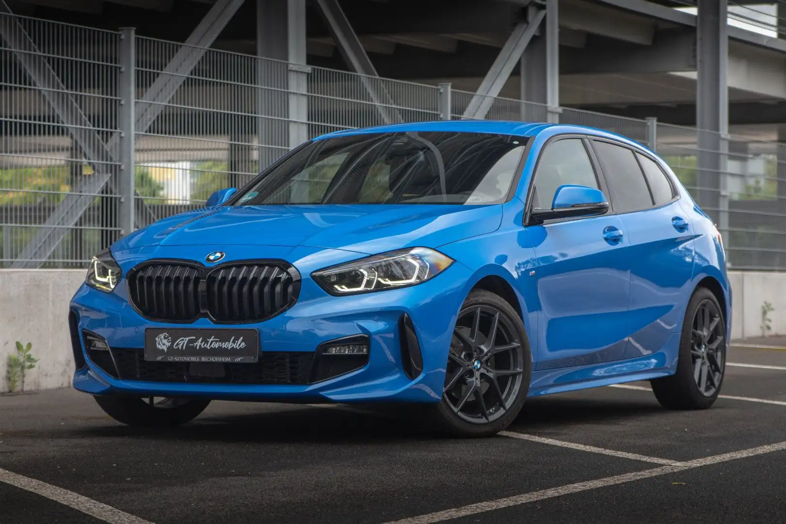 BMW 118 i Lim. *M Sport*KAM*ACC*U-FREI*MISANO BLUE! Blau - 1