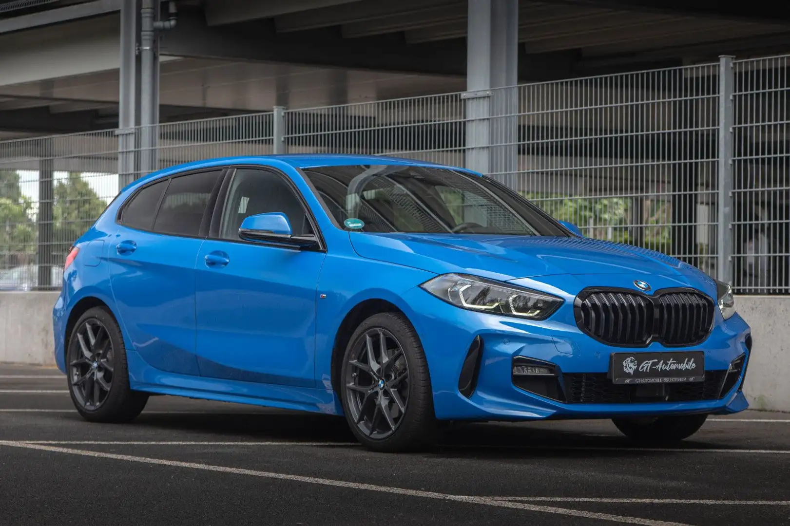 BMW 118 i Lim. *M Sport*KAM*ACC*U-FREI*MISANO BLUE! Blau - 2