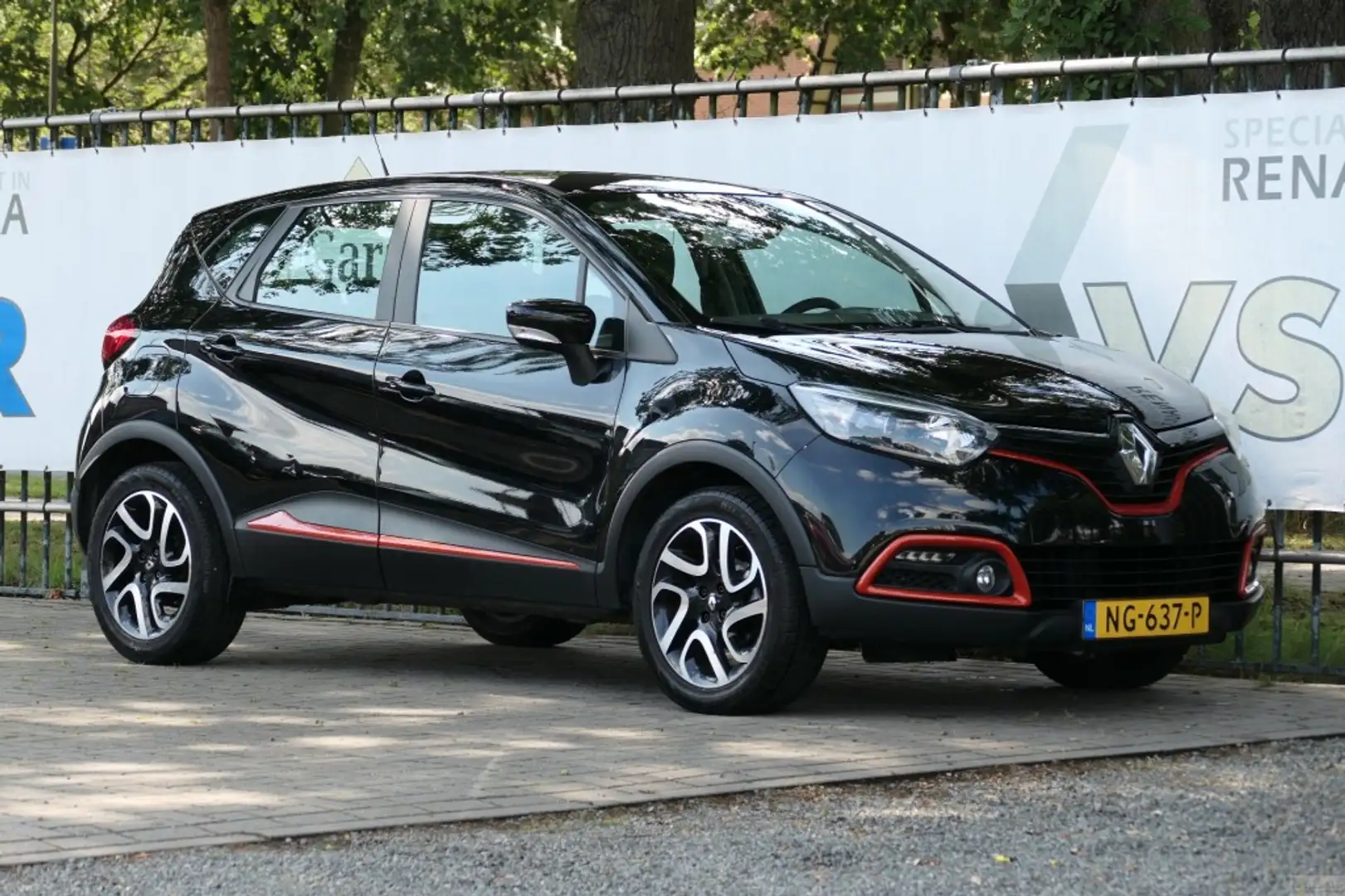 Renault Captur TCe 90 Dynamique Zwart - 1