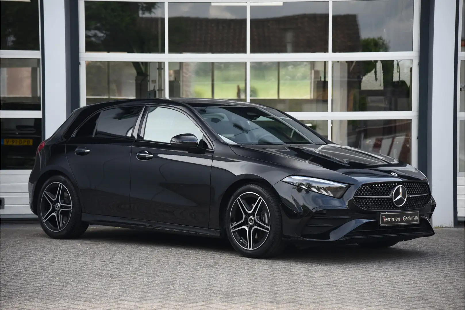 Mercedes-Benz A 180 AMG Line Zwart - 1