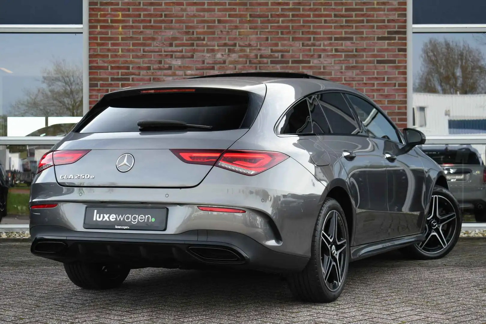 Mercedes-Benz CLA 250 Shooting Brake e AMG Pano Trekhaak Camera Night Grau - 2