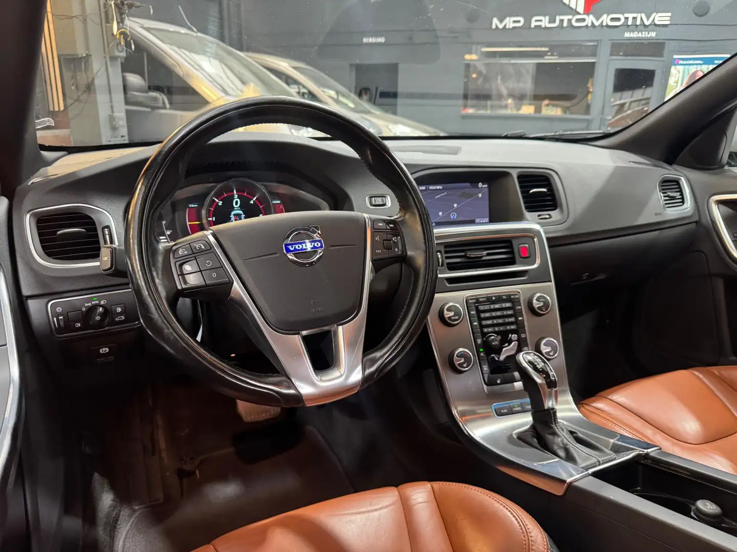 Volvo V60 2.4 D6 AWD Plug-In Hybrid Summum|Pano|Cam|Leder|Me Wit - 2