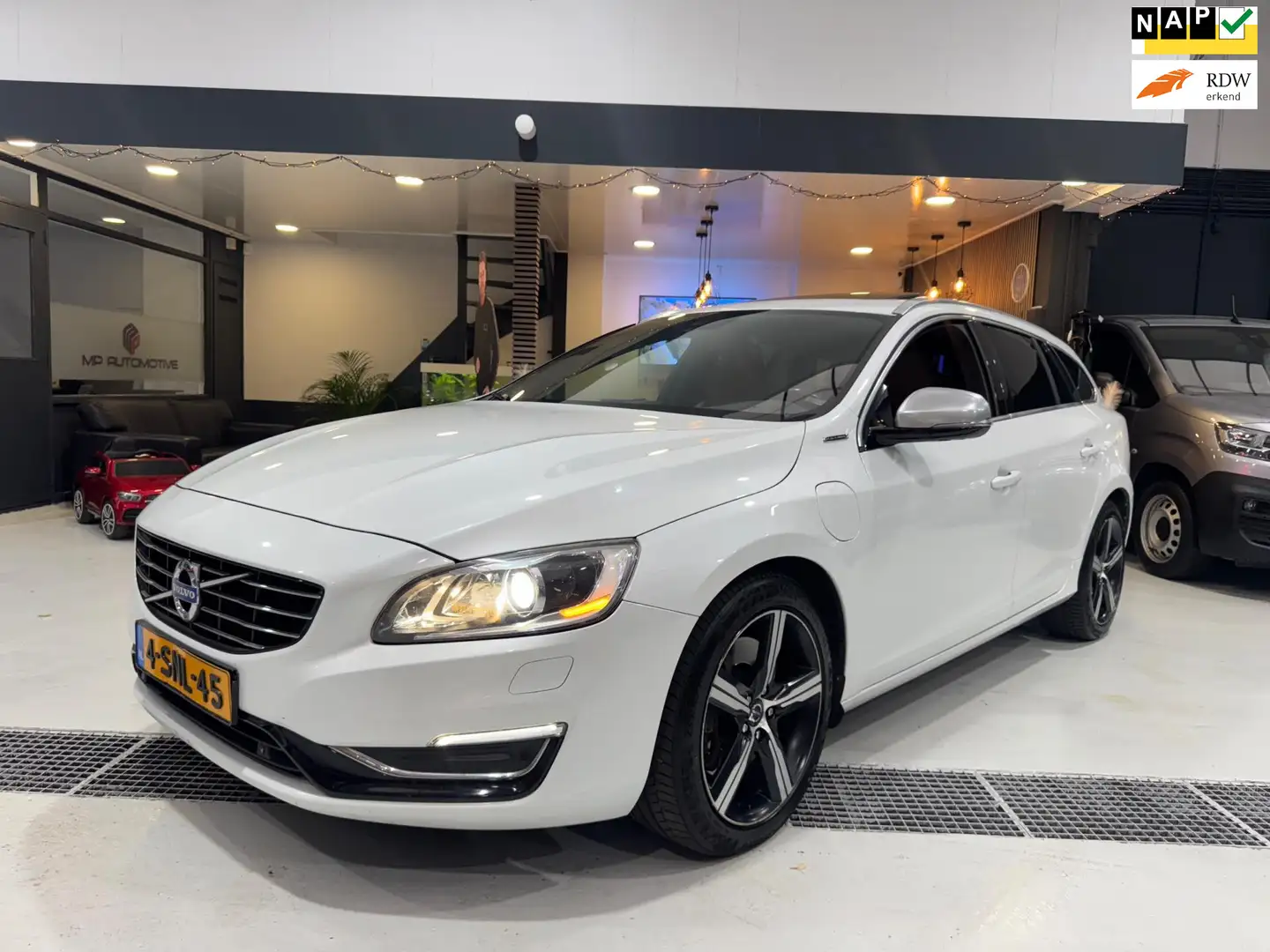 Volvo V60 2.4 D6 AWD Plug-In Hybrid Summum|Pano|Cam|Leder|Me Wit - 1