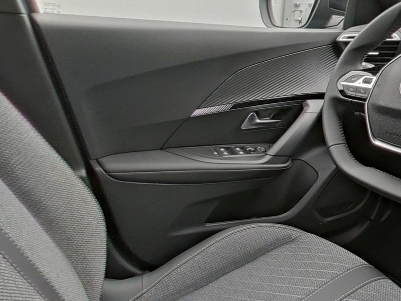Peugeot 2008 ALLURE HYBRID 145 e-DSC6 — photo 15