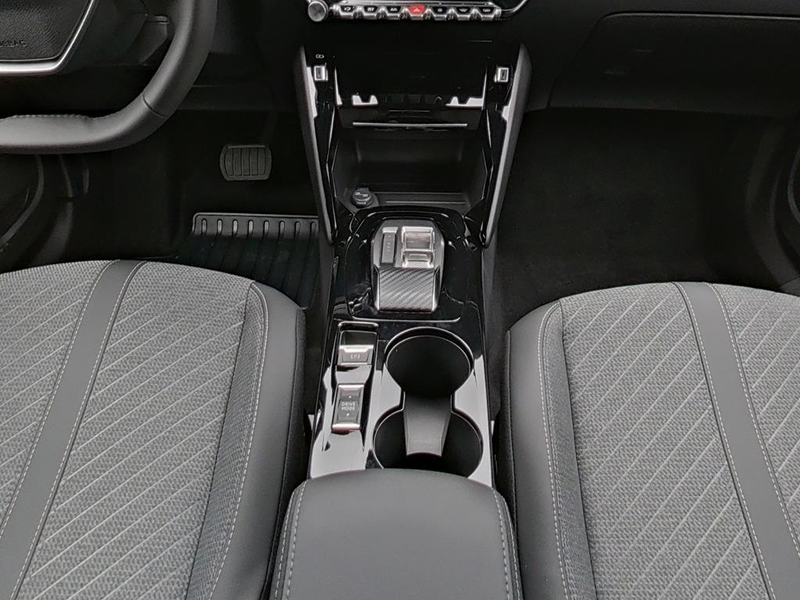 Peugeot 2008 ALLURE HYBRID 145 e-DSC6 — photo 14