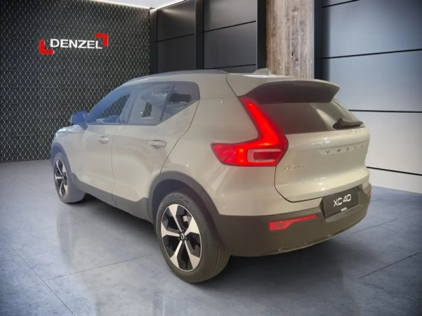 Volvo XC40 Plus, B3 Mild Hybrid, Benzin, Dark Silber - 2