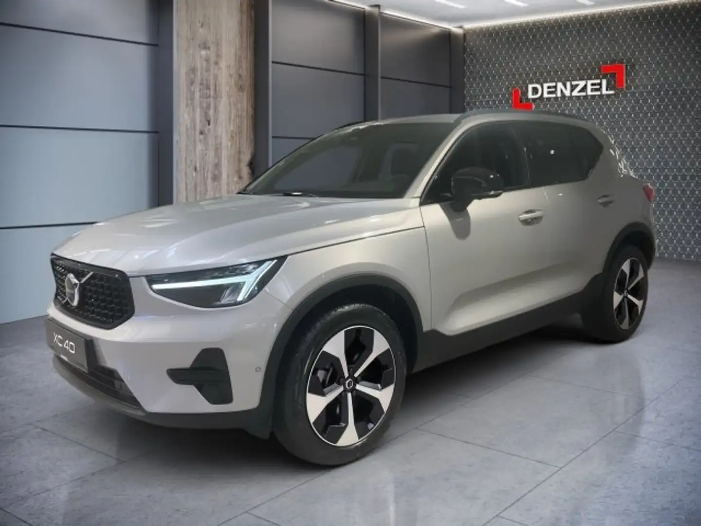 Volvo XC40 Plus, B3 Mild Hybrid, Benzin, Dark Silber - 1