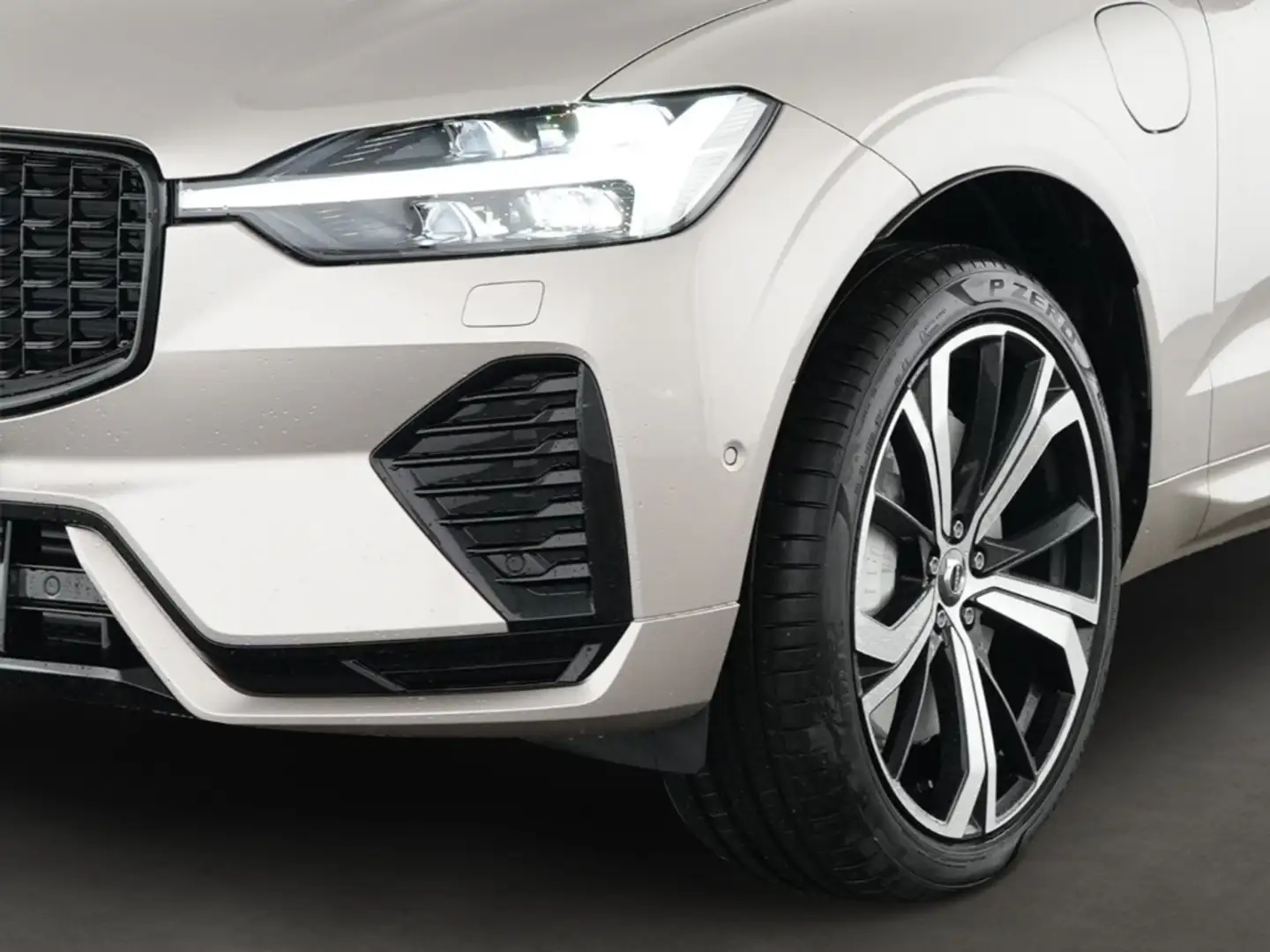 Volvo XC60 T8 Plus Dark Recharge Plug-In Hybrid AWD Voll-LED Grau - 2