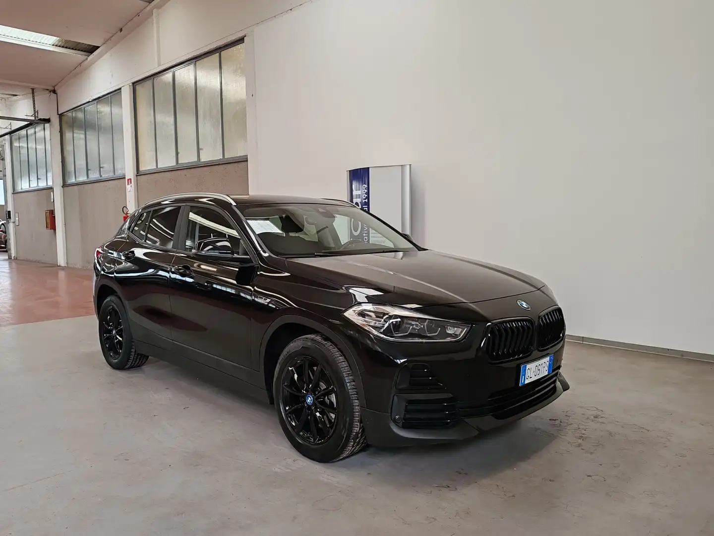 BMW X2 xDrive25e Business-X 220cv auto Fari LED Sensori Nero - 2