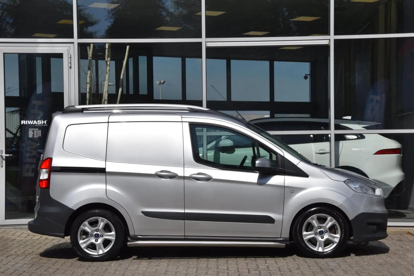 Ford Transit Courier 1.5 TDCI Trend Airco Pdc Camera Nav. Btw Elek. Ram Gri - 2