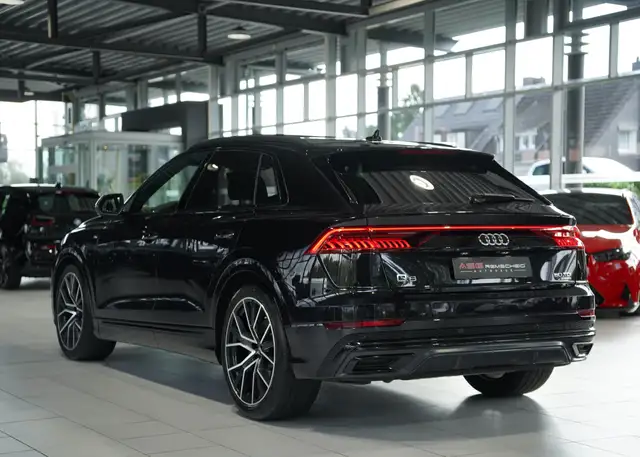 Audi Q8 view 10