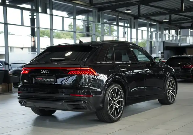 Audi Q8 view 8