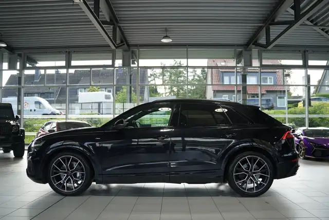 Audi Q8 view 11