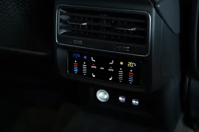 Audi Q8 view 24