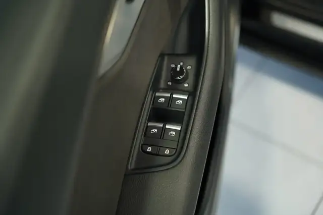 Audi Q8 view 28