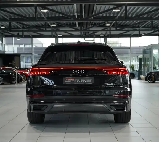 Audi Q8 view 9
