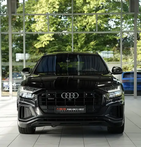 Audi Q8 view 3