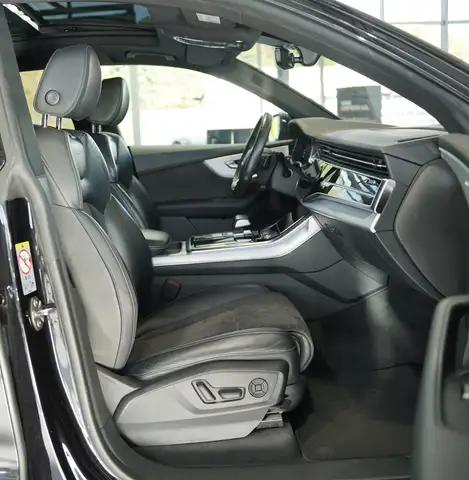 Audi Q8 view 16