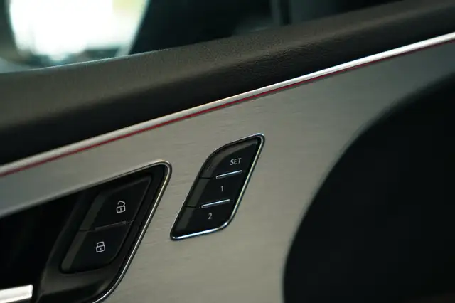 Audi Q8 view 30