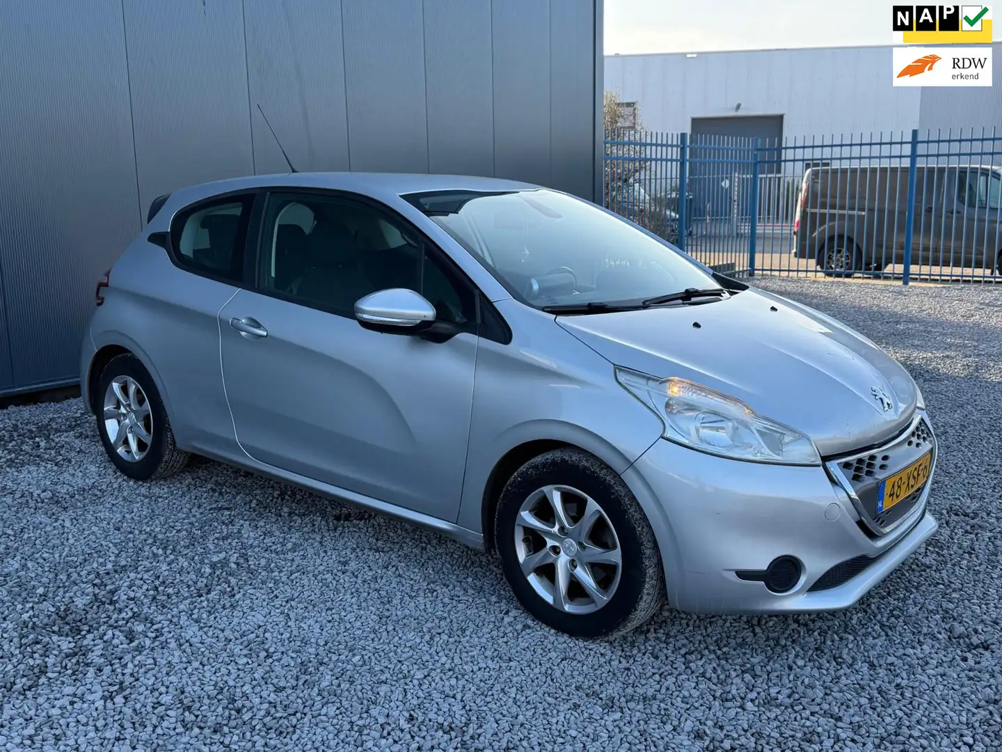 Peugeot 208 1.4 e-HDi Active AUTOMAAT!CLIMA!CARPLAY! Grau - 1