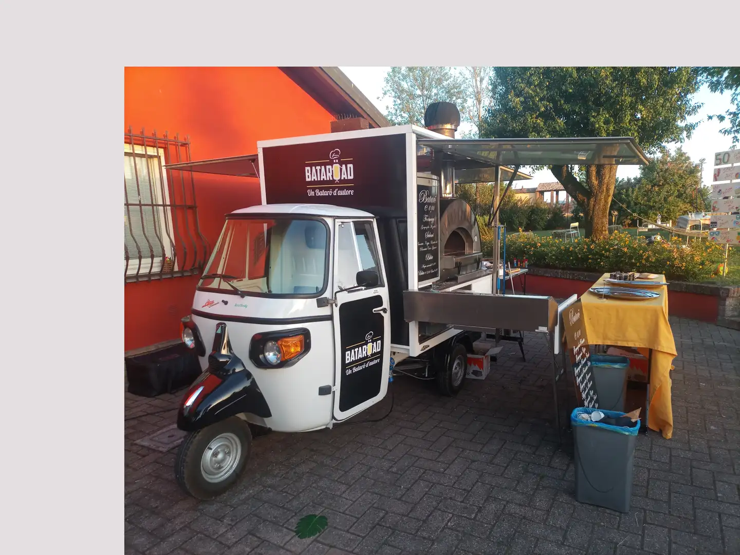 Piaggio Ape Allestimento Food Truck con forno a legna Schwarz - 2