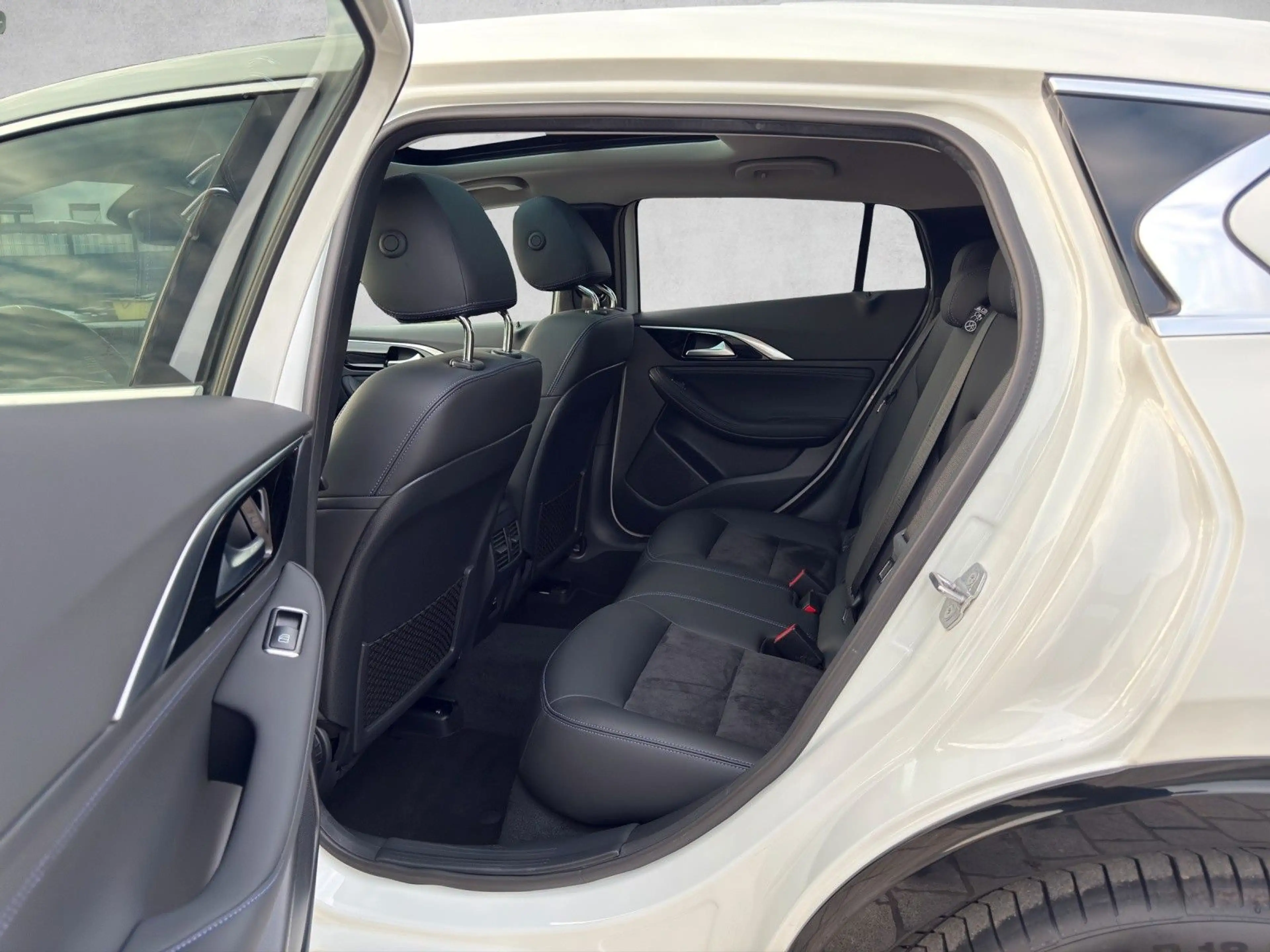Infiniti Q30 1.6 16V Luxe Tech|Panorama|Kamera|BOSE|DAB — photo 12