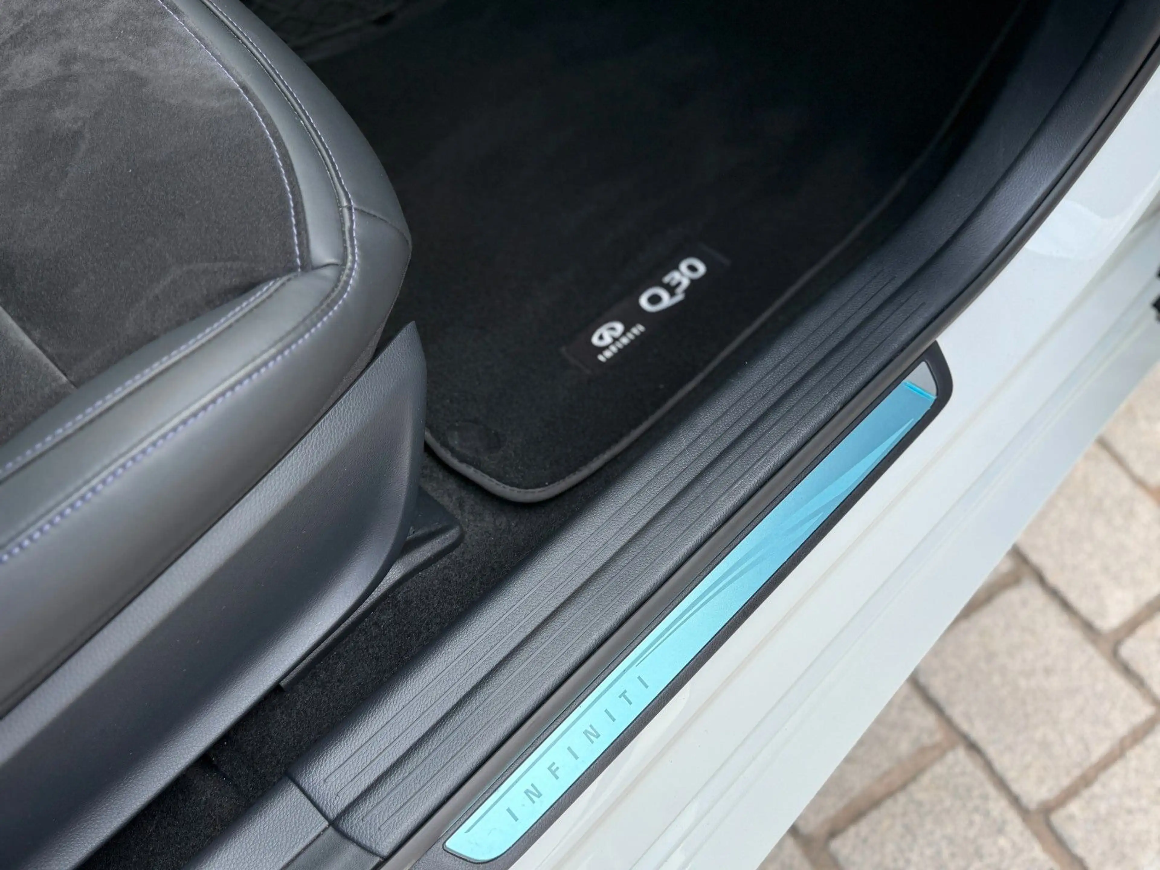 Infiniti Q30 1.6 16V Luxe Tech|Panorama|Kamera|BOSE|DAB — photo 34